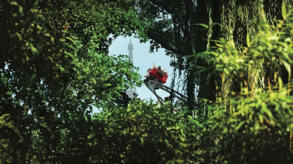 Photo prise au Jardin d'Acclimatation avec une vue sur la Tour Eiffel, parc d'attraction situé dans le bois de Boulogne à Paris.
